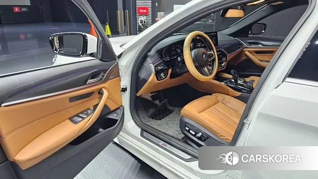 BMW 5 Series (G30) 2023 Белый из Кореи, фото 2