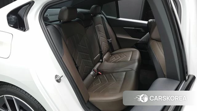 BMW 5 Series (G60) 2024 Белый из Кореи, фото 2