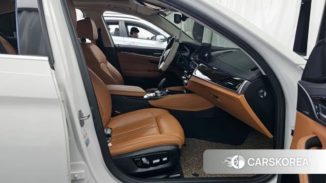 BMW 5 Series (G30) 2021 Белый из Кореи, фото 2