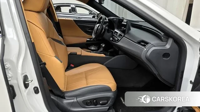 Lexus ES300h 7th generation 2023 Белый из Кореи, фото 2