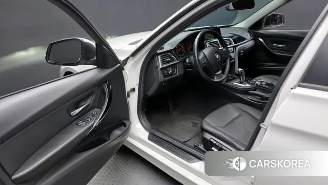 BMW 3 Series (F30) 2018 Белый из Кореи, фото 2