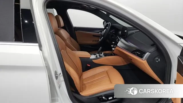 BMW 5 Series (G30) 2022 Белый из Кореи, фото 2