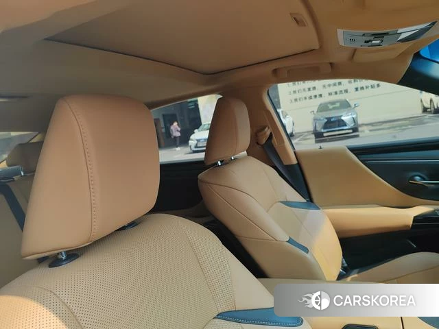 Lexus ES 2023 Серебристо-серый из Китая, фото 2