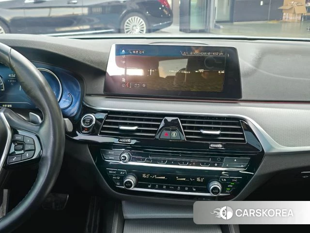 BMW 5 Series (G30) 2018 Белый из Кореи, фото 2