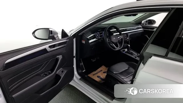 Volkswagen Arteon 2023 Белый из Кореи, фото 2