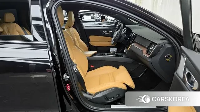 Volvo V60 Cross-Country 2nd Generation 2021 Черный из Кореи, фото 2