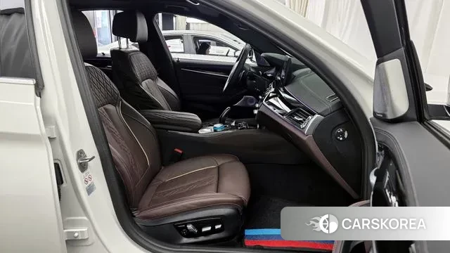 BMW 5 Series (G30) 2023 Белый из Кореи, фото 2