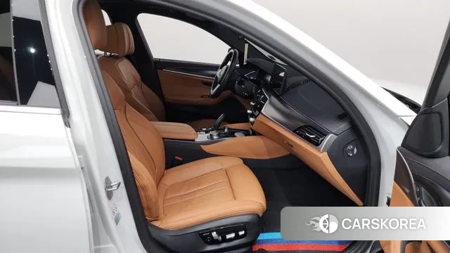 BMW 5 Series (G30) 2023 Белый из Кореи, фото 2