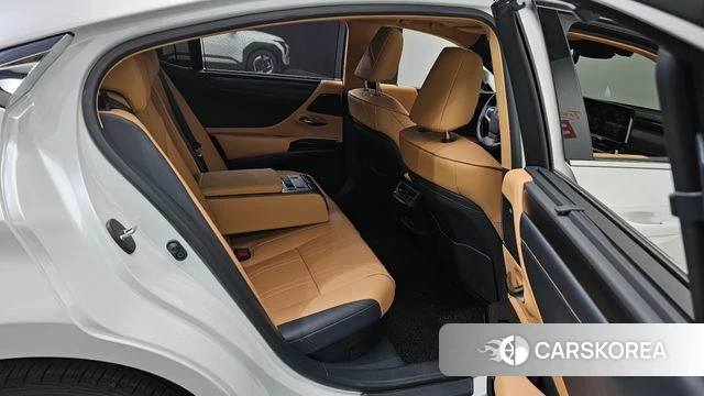 Lexus ES300h 7th generation 2026 Белый из Кореи, фото 2