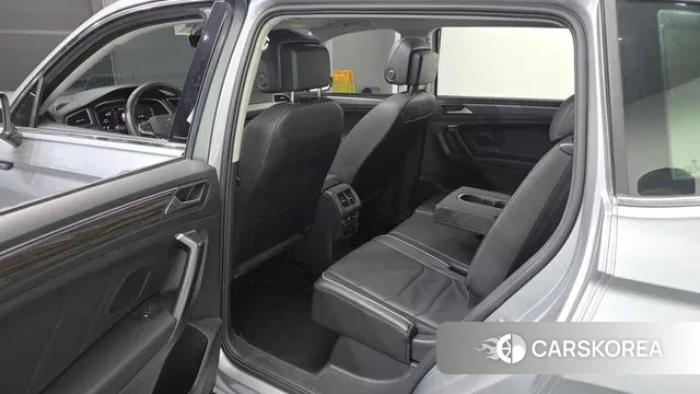 Volkswagen Tiguan Allspace 2022 Серебряный из Кореи, фото 2