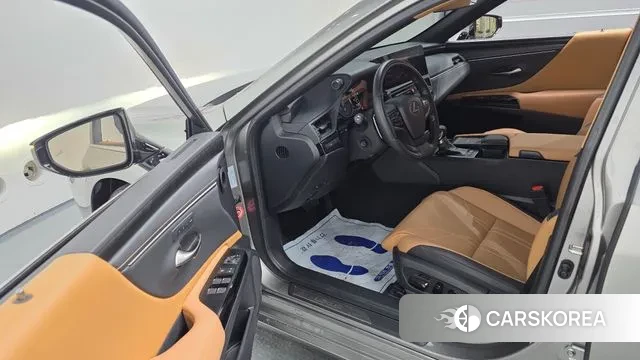 Lexus ES300h 7th generation 2022 Песочный из Кореи, фото 2