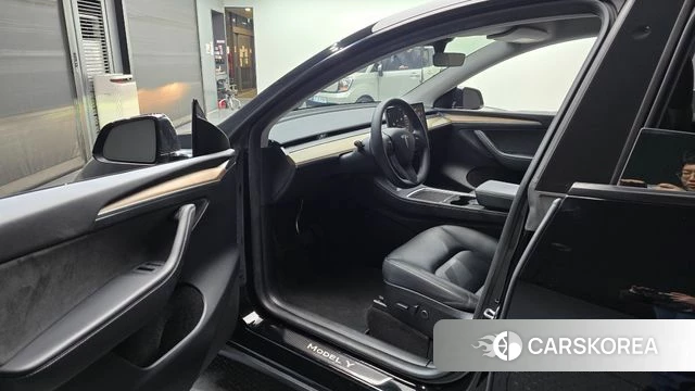 Tesla Model Y 2023 Черный из Кореи, фото 2