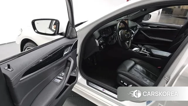 BMW 5 Series (G30) 2023 Белый из Кореи, фото 2