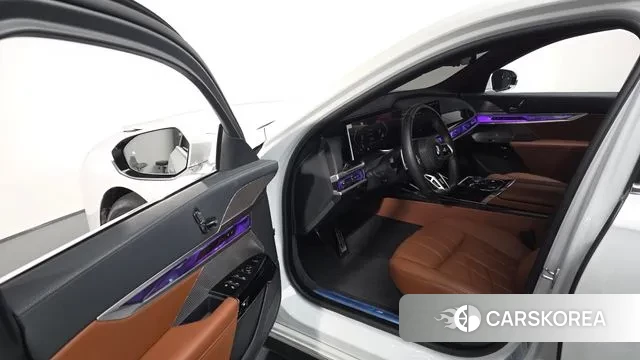 BMW 7 Series (G70) 2024 Белый из Кореи, фото 2