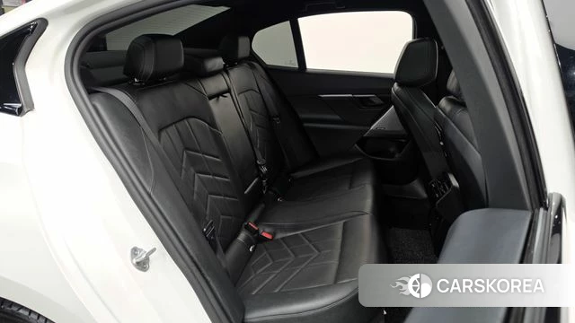 BMW 5 Series (G60) 2023 Белый из Кореи, фото 2