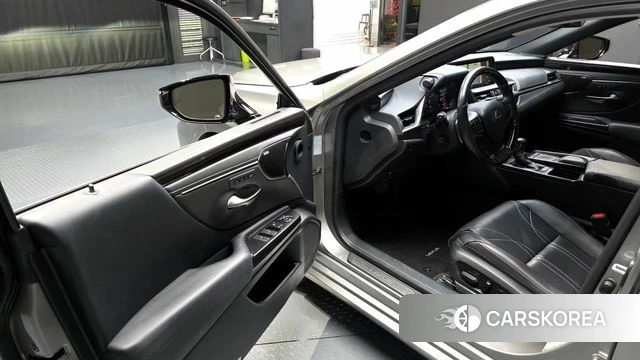 Lexus ES300h 7th generation 2020 Серебряный из Кореи, фото 2