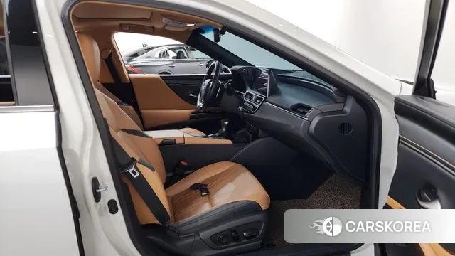 Lexus ES300h 7th generation 2021 Белый из Кореи, фото 2