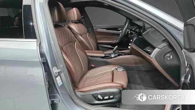 BMW 5 Series (G30) 2019 Светло-серебряный цвет из Кореи, фото 2