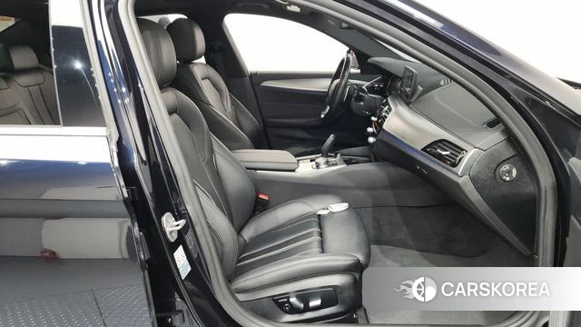 BMW 5 Series (G30) 2018 Черный из Кореи, фото 2