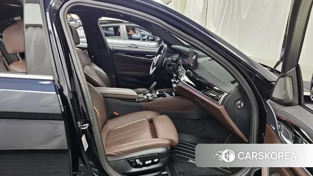 BMW 5 Series (G30) 2023 Черный из Кореи, фото 2