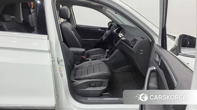 Volkswagen Tiguan second Generation 2021 Белый из Кореи, фото 2