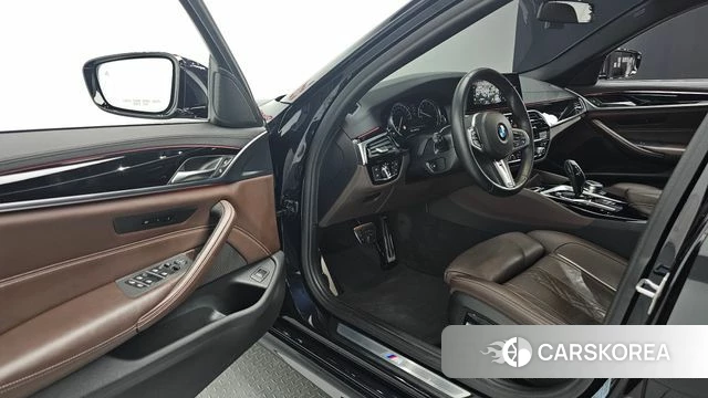 BMW 5 Series (G30) 2018 Черный из Кореи, фото 2