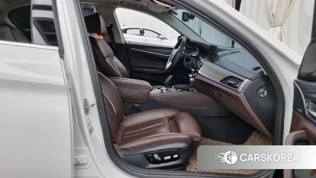 BMW 5 Series (G30) 2020 Белый из Кореи, фото 2