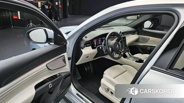 Maserati Grecale 2023 Светло-серебряный цвет из Кореи, фото 2