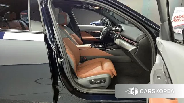 BMW 5 Series (G60) 2025 Черный из Кореи, фото 2