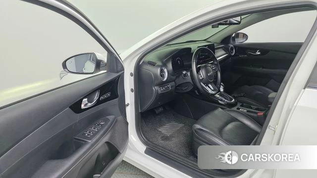 Kia The New K3 2nd generation 2022 Белый из Кореи, фото 2