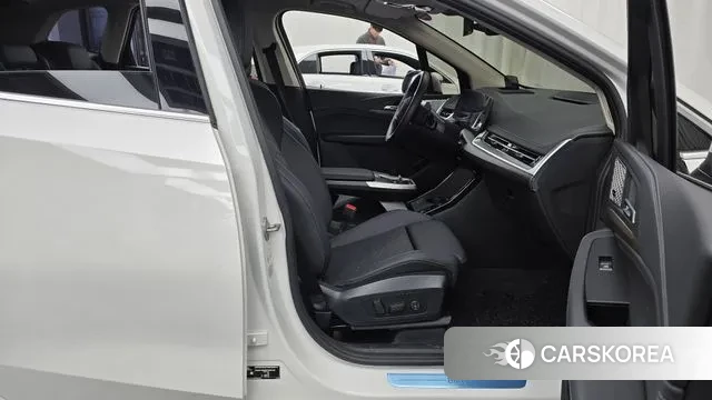 BMW 2 Series Active Tourer (U06) 2023 Белый из Кореи, фото 2