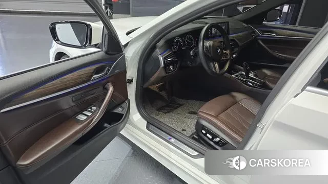 BMW 5 Series (G30) 2019 Белый из Кореи, фото 2