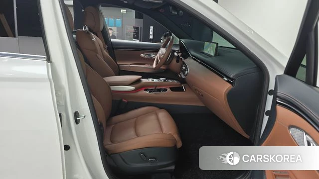 Genesis GV70 2023 Белый из Кореи, фото 2