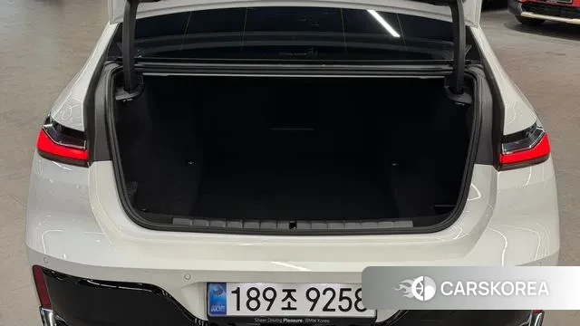 BMW 7 Series (G70) 2025 Белый из Кореи, фото 2