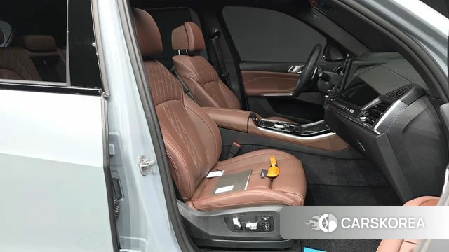 BMW X5 (G05) 2025 Светло-серебряный цвет из Кореи, фото 2