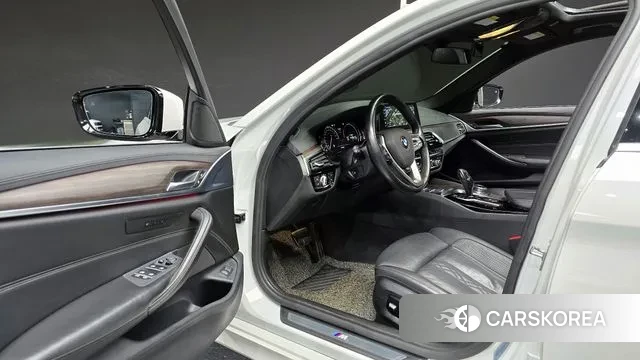 BMW 5 Series (G30) 2018 Белый из Кореи, фото 2