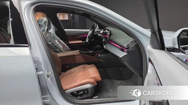 BMW i5 (G60) 2024 Светло-серебряный цвет из Кореи, фото 2