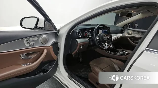 Mercedes-Benz E-Class W213 2018 Белый из Кореи, фото 2