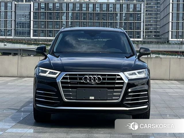 Audi Q5L 2021 Черный из Китая, фото 2