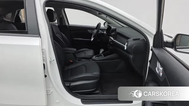 Kia The New K3 2nd generation 2023 Белый из Кореи, фото 2