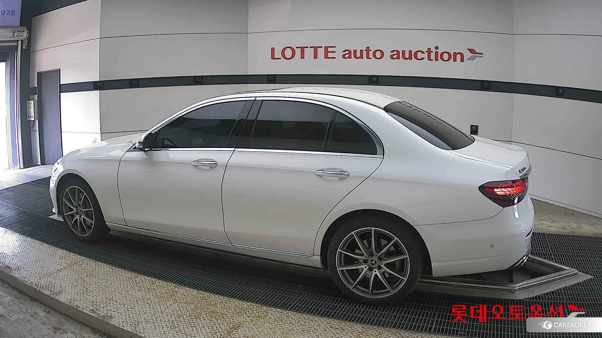 Mercedes-Benz Mercedes-Benz E300 e 4MATIC 2022 149-POLAR WHITE (BENZ) из Кореи, фото 2