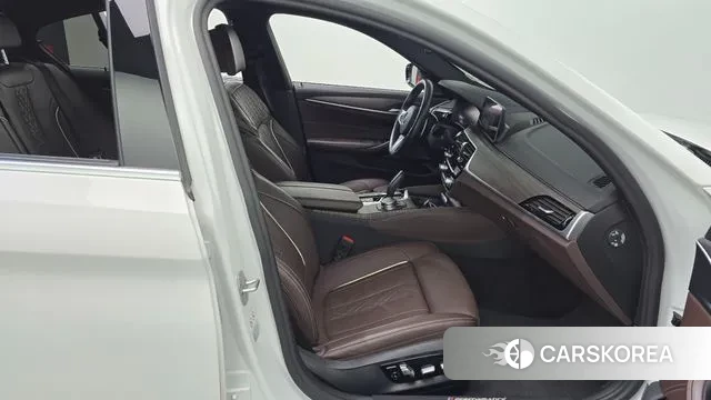 BMW 5 Series (G30) 2020 Белый из Кореи, фото 2