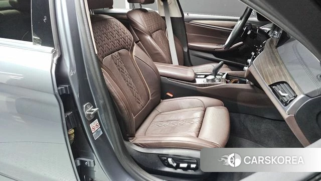 BMW 5 Series (G30) 2019 Светло-серебряный цвет из Кореи, фото 2