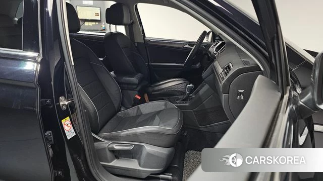 Volkswagen Tiguan Allspace 2023 Черный из Кореи, фото 2