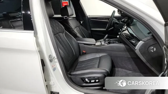 BMW 5 Series (G30) 2020 Белый из Кореи, фото 2