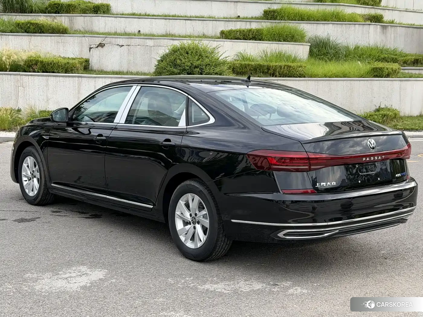 Volkswagen Passat plug-in hybrid 2026 Черный из Китая, фото 2