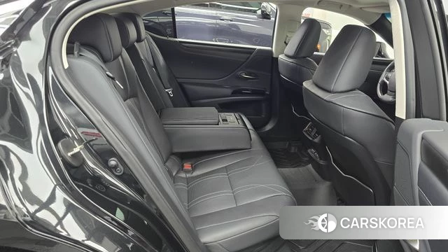 Lexus ES300h 7th generation 2023 Черный из Кореи, фото 2