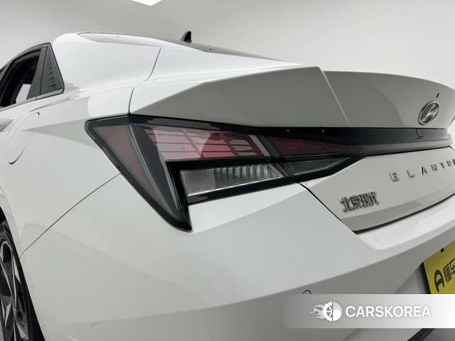 Hyundai Elantra 2023 Белый из Китая, фото 2