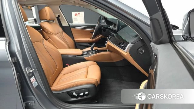 BMW 5 Series (G30) 2023 Серебристо-серый из Кореи, фото 2