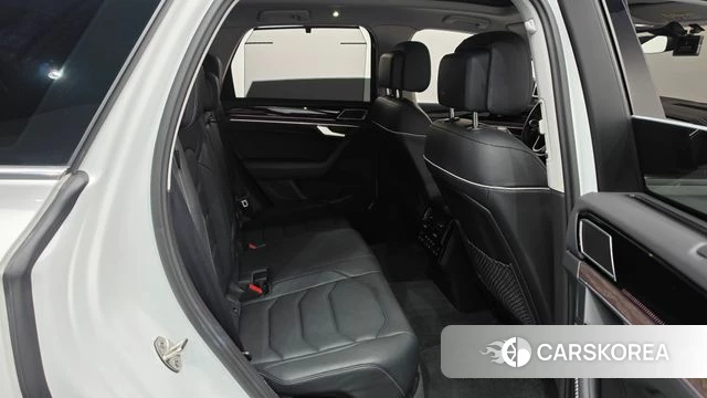 Volkswagen Touareg 3rd generation 2024 Белый из Кореи, фото 2